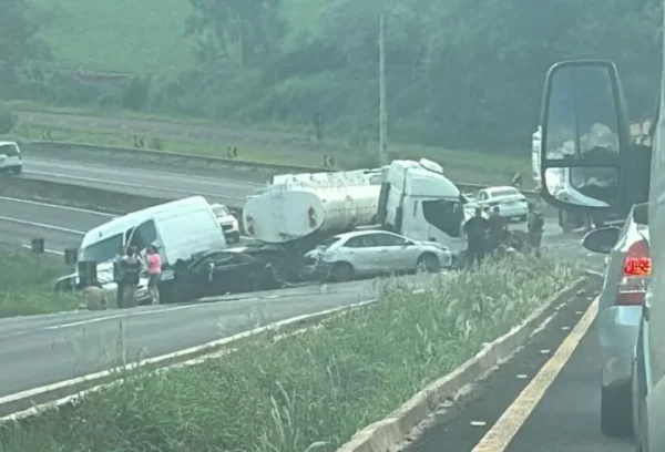 Caminhão, van e quatro carros se envolvem em acidente em Rolândia