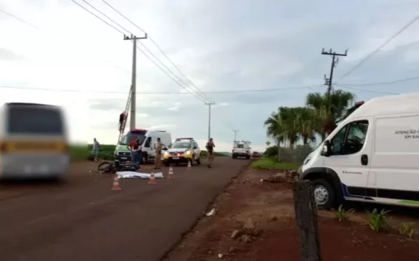 Idoso morre em colisão entre moto e ônibus escolar na PR-180