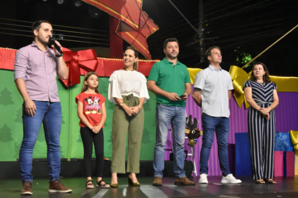 Prefeitura de jandaia em parceria com SICREDI e Associação Comercial realizam espetáculo para chegada do Papai Noel