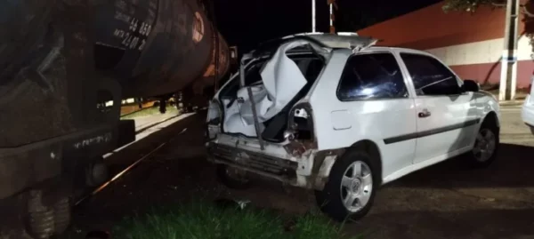 Motorista estaciona mal e carro é atingido por trem em Arapongas