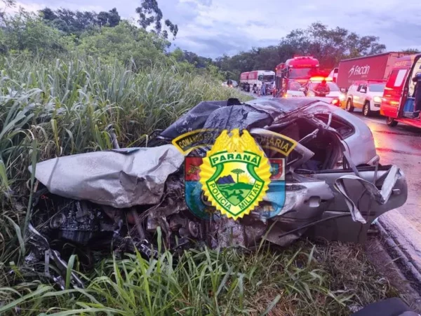 Motorista de 35 anos morre em acidente entre carro e caminhão