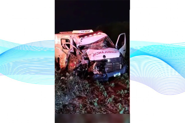 Acidente em Arapongas envolve ambulância, caminhão e três carros