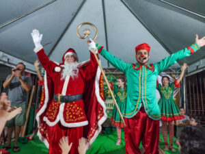 Chegada do Papai Noel atrai grande público ao calçadão em Cambira