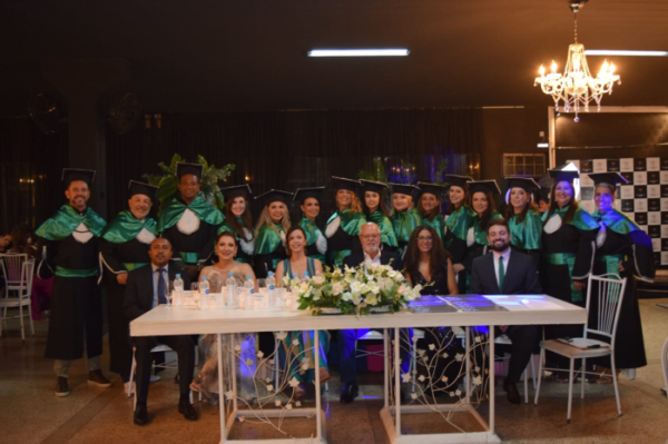 Prefeito Ailton Maistro de Rolândia prestigia formatura de 38 alunos de psicanálise clínica da faculdade da alma