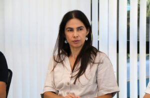 Prefeito de Arapongas apresenta Elisângela Gonçalves Bobato Cortez, nova secretária de Educação de Arapongas