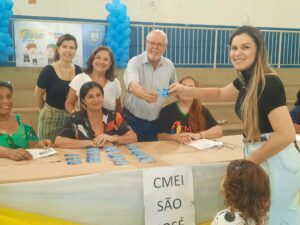 Distribuição do cartão “Bora Estudar” supera as expectativas em Rolândia