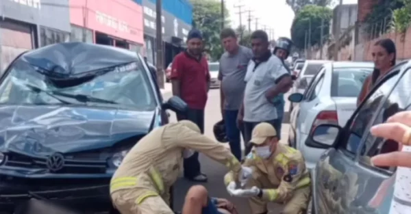 Motociclista tem fratura exposta após bater contra carro em Arapongas