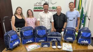 Prefeito Lauro Junior de Jandaia do Sul começa a receber primeiros materiais para alunos da rede municipal de educação