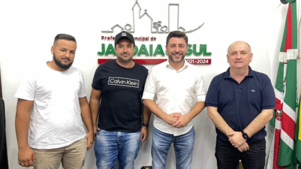 Prefeito Lauro Junior de Jandaia assina ordem de serviço para revitalização da iluminação pública do município.