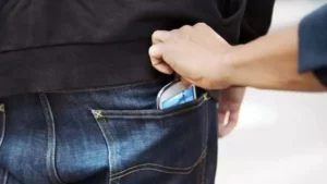 Homem tem celular furtado após “cochilar” na rua em Apucarana