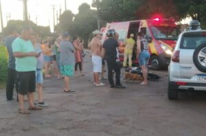 Jovens ficam feridos após acidente entre moto e carro em bairro de Apucarana