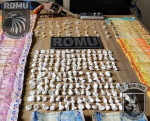 Equipe ROMU realiza grande apreensão de drogas e revólver no Conjunto Ulysses Guimarães em Arapongas
