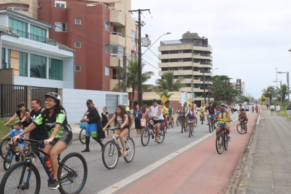 Passeio ciclístico garante lazer às famílias que curtem o verão em Pontal do Paraná