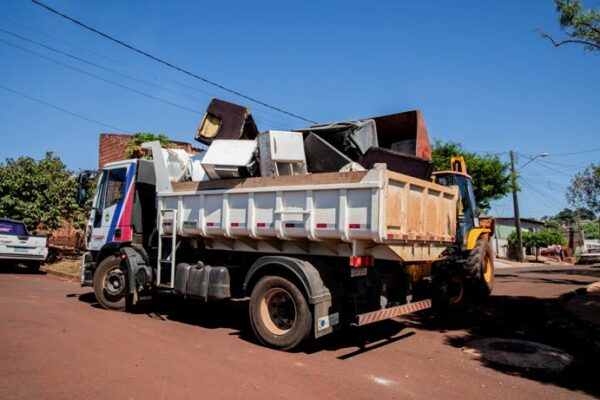 Mutirão de limpeza enche mais de 40 caminhões de materiais para descarte em Apucarana
