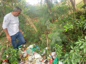 Prefeitura de Arapongas atua em fundo de vale com descarte irregular de lixo e chama atenção da população
