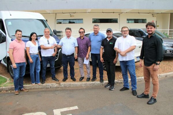 Prefeitura de Arapongas adquire nova van para transporte de pacientes