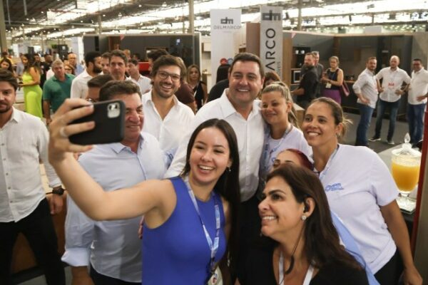 Em visita à Movelpar, governador destaca força das indústrias moveleiras do Paraná