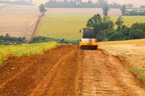 Prefeitura de Arapongas fortalece frentes de trabalho para recuperação de estradas rurais