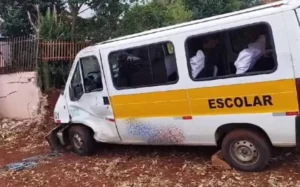 Oito crianças ficam feridas em acidente com van escolar em Pato Branco