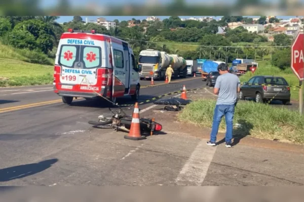 Motociclista morre após ser atingido por carreta; veja flagrante