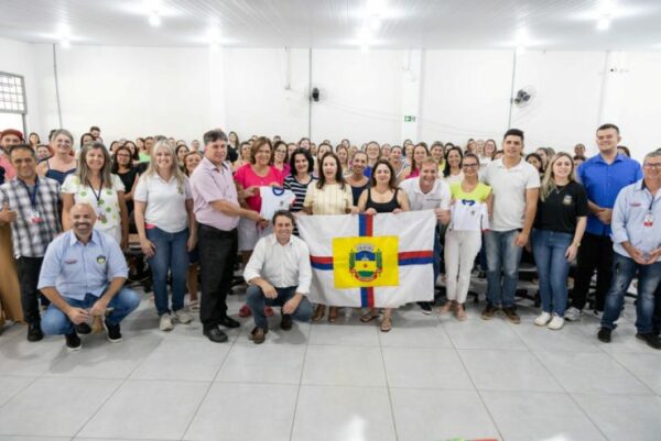 Apucarana apresenta uniformes e materiais escolares para o ano letivo de 2024