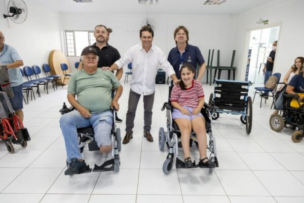 Adefiap e Prefeitura de Apucarana entregam 7 cadeiras de rodas motorizadas