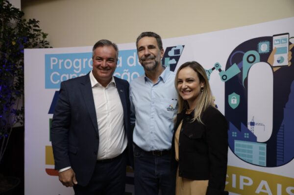 Prefeito Toledo assina termo de adesão da AMUVI ao Programa AMP 4.0 de Pós-Graduação