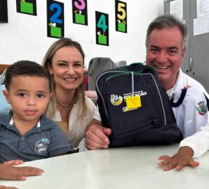 Prefeitura de Cambira entrega Kits Escolares para alunos da rede municipal de ensino