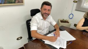 Prefeitura Municipal Jandaia do Sul assina contrato para construção do meu campinho no Jardim Universitário