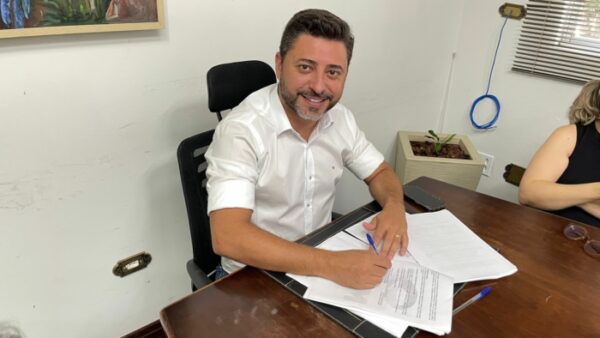 Prefeitura Municipal Jandaia do Sul assina contrato para construção do meu campinho no Jardim Universitário
