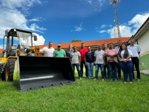 Prefeitura de Cambira adquire pá-carregadeira para atendimento da população