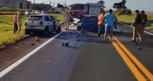 Batida frontal entre carros na PR-218 deixa dois mortos em Sabáudia