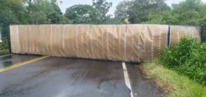 Tombamento deixa BR-376 totalmente bloqueada em Mauá da Serra