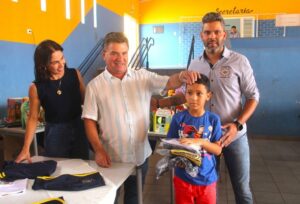 Prefeitura de Arapongas inicia a entrega de uniformes escolares para 12 mil alunos