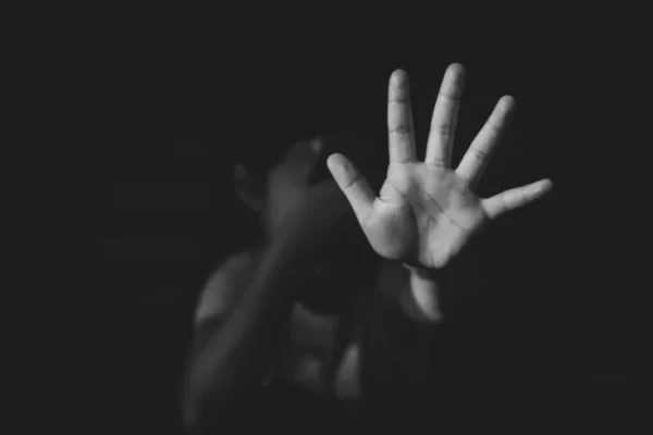 Homem apanha de mulher após ‘mexer’ com criança em Apucarana