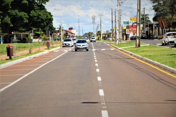 Prefeitura de Arapongas avança com nova pintura de sinalização viária na duplicação da Rua Rouxinol
