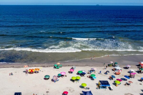 Carnaval terá água própria para banho nas praias do Paraná, aponta último boletim do IAT