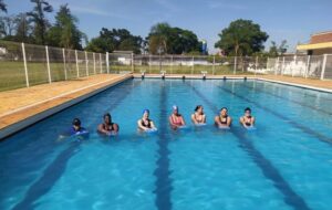 Prefeitura de Arapongas retoma aulas de natação e hidroginástica no Centro Social Urbano; inscrições estão abertas