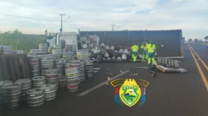 Barris de chope interditam PR-444 após acidente entre caminhões em Arapongas