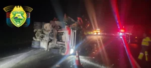 Colisão entre caminhões deixa motorista ferido na PR-444 em Mandaguari