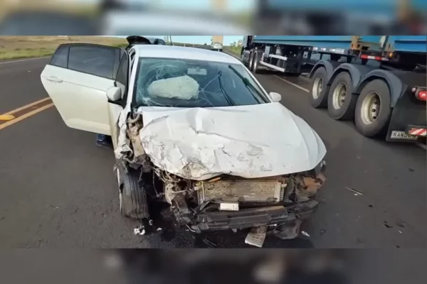 Colisão entre dois carros deixa homem de 60 anos ferido em Arapongas