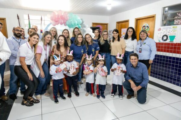 Apucarana distribui caixas de bombons aos alunos da rede municipal de educação