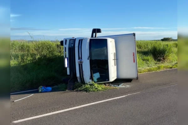 Caminhão carregado com pneus tomba na BR-369 entre Apucarana e Cambira
