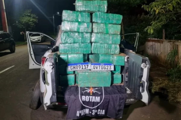 Dois homens são presos e mais de 600 quilos de maconha apreendidos