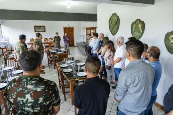 Prefeito e secretários de Apucarana fazem visita de cortesia ao 30º BIMec