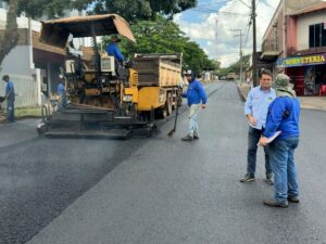 Júnior da Femac vistoria recape asfáltico na Vila Nova em Apucarana