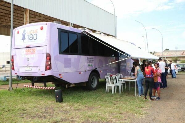 Mês da Mulher: Ônibus Lilás presta diversos serviços na Zona Sul em Arapongas
