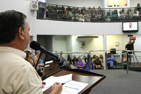 Prefeito Sérgio Onofre participa de sessão solene em homenagem às mulheres na Câmara Municipal de Arapongas