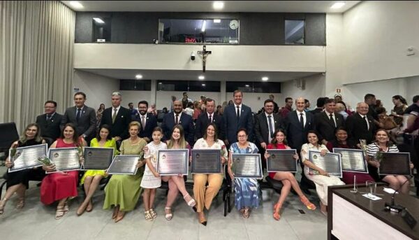 Entrega do Prêmio Mulher Destaque 2024 – Câmara Municipal de Apucarana