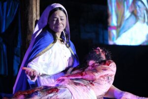 Público enfrenta mau tempo e lota Parque das Nações para assistir a Paixão de Cristo